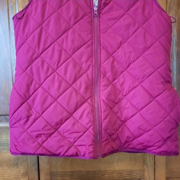 Coldwater Creek burgundy red quilted faux fur lined zip up nylon vest - Picture 3 of 10